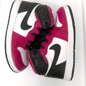 Jordan 1 Retro High
Satin Snake Chicago (PS)